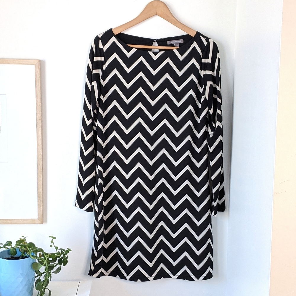 black & off white chevron pattern long sleeve dress, xs